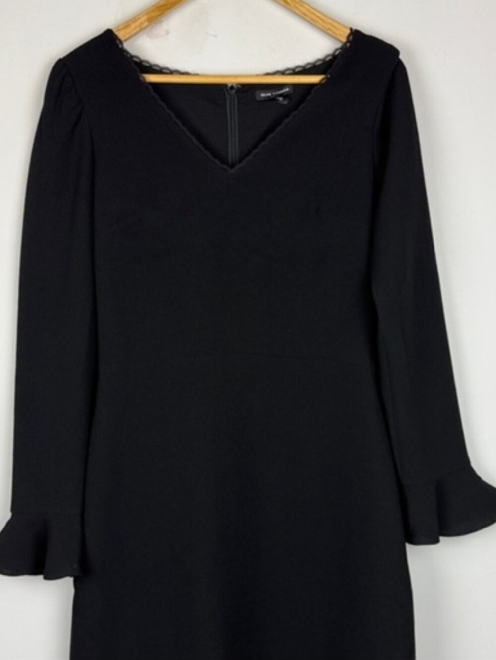 Women's Club Monaco Black V-Neck Long-Sleeve Dress with Fluted Cuffs And Lace 4